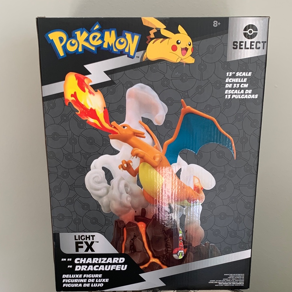 Pokémon Charizard Deluxe Figure
